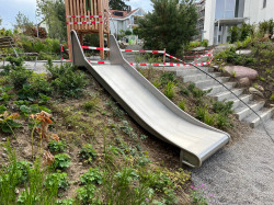 breite Rutschbahn in Zürich Oerlikon, Spielareal, Spielplatz für Kinder mit Rutsche Spielgerät